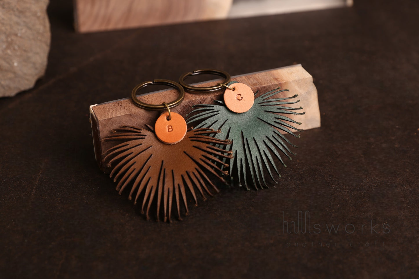 Handcrafted Leather palm tree Leaf Keychain – Premium Italian Vegetable Tanned Leather-Free Personalized