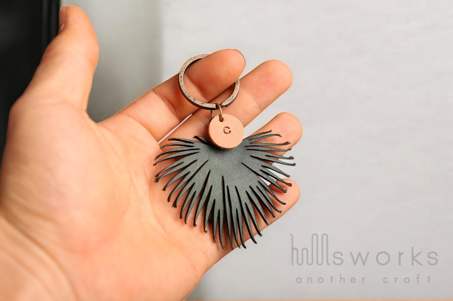 Handcrafted Leather palm tree Leaf Keychain – Premium Italian Vegetable Tanned Leather-Free Personalized