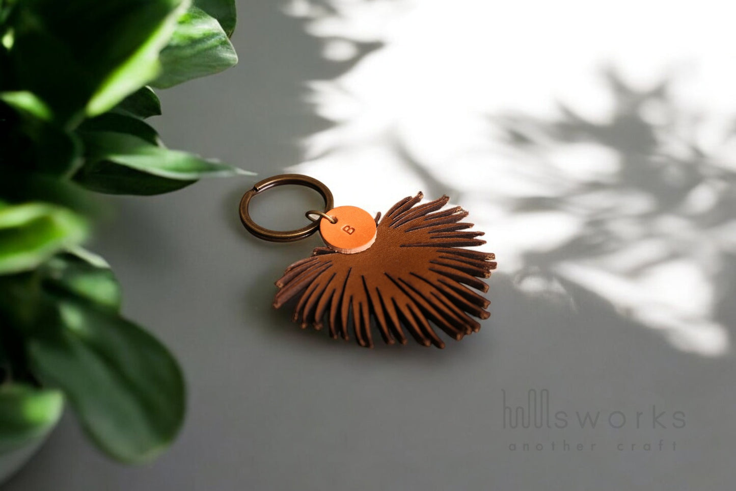 Handcrafted Leather palm tree Leaf Keychain – Premium Italian Vegetable Tanned Leather-Free Personalized