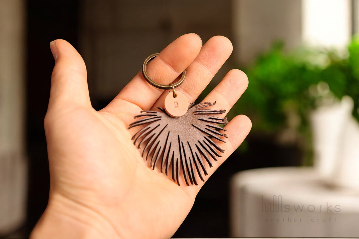 Handcrafted Leather palm tree Leaf Keychain – Premium Italian Vegetable Tanned Leather-Free Personalized