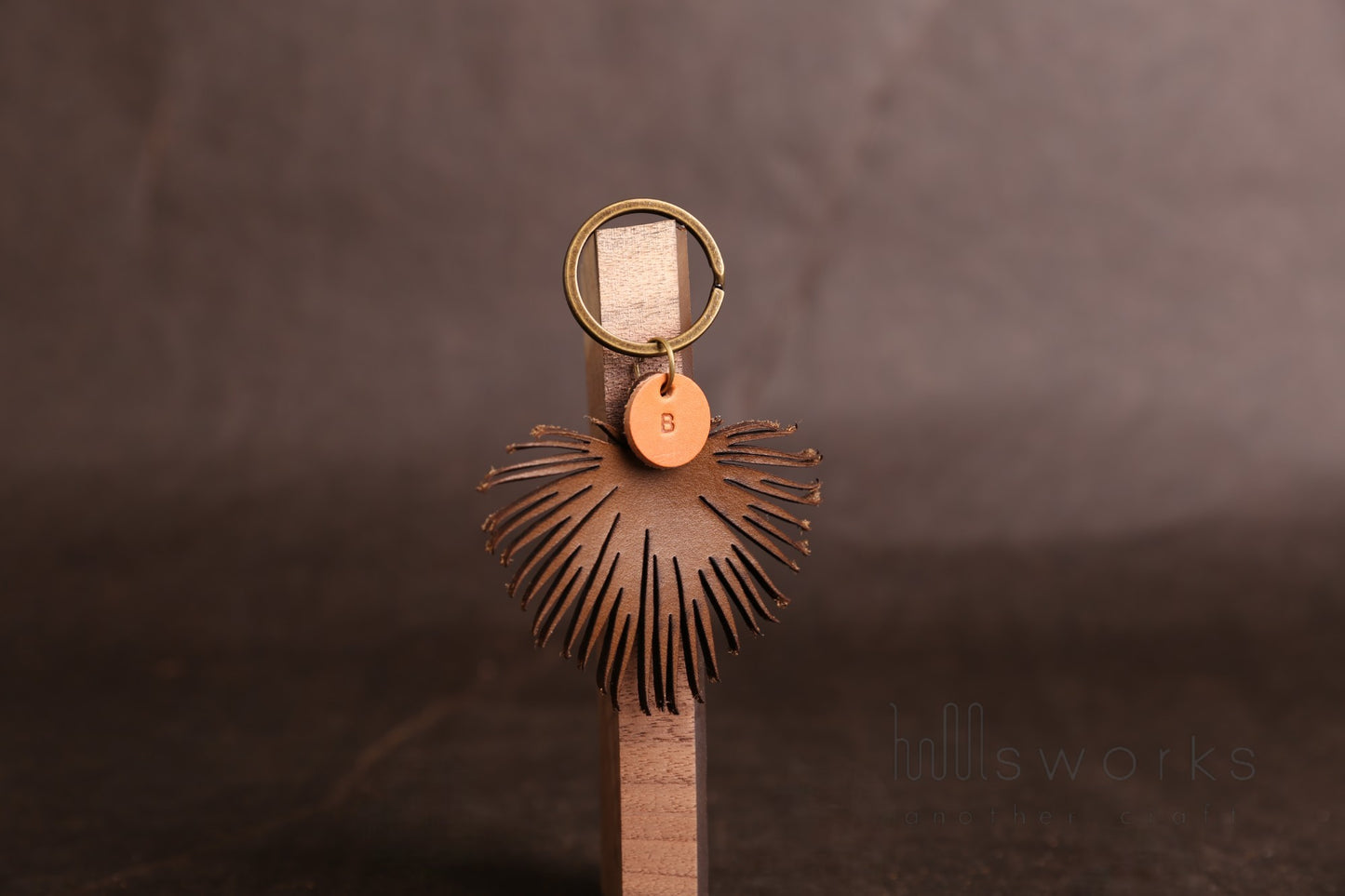 Handcrafted Leather palm tree Leaf Keychain – Premium Italian Vegetable Tanned Leather-Free Personalized