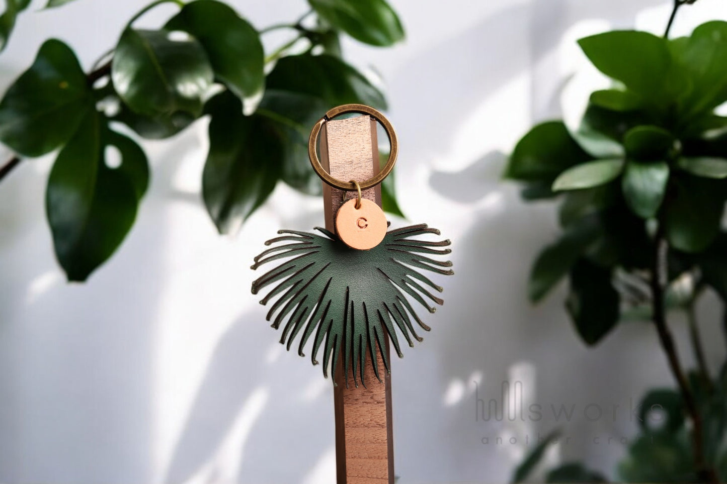 Handcrafted Leather palm tree Leaf Keychain – Premium Italian Vegetable Tanned Leather-Free Personalized