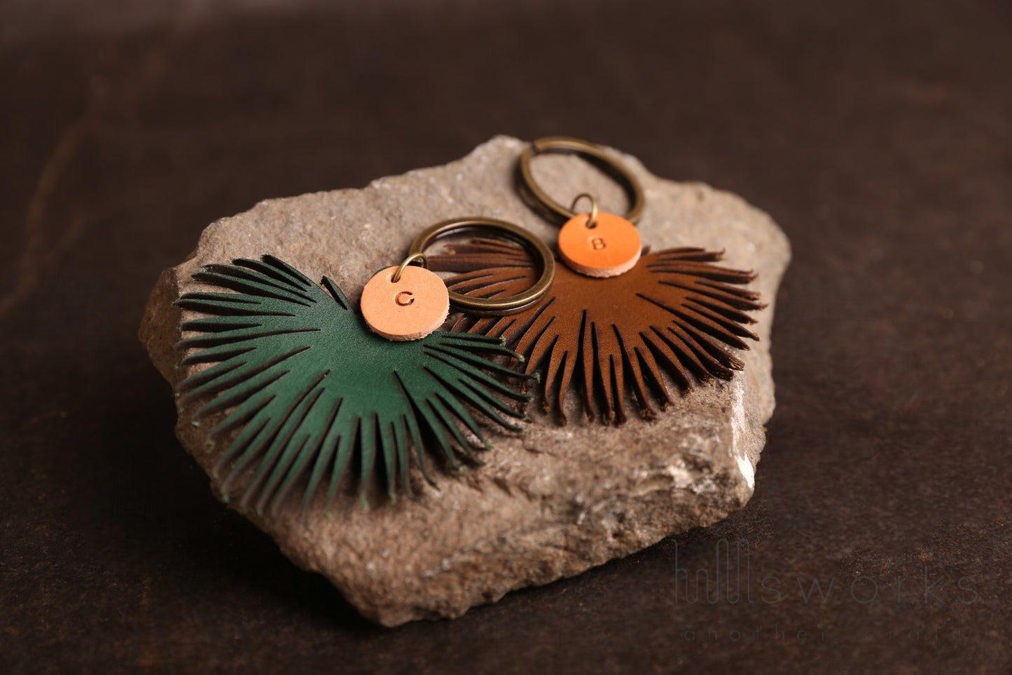 Handcrafted Leather palm tree Leaf Keychain – Premium Italian Vegetable Tanned Leather-Free Personalized