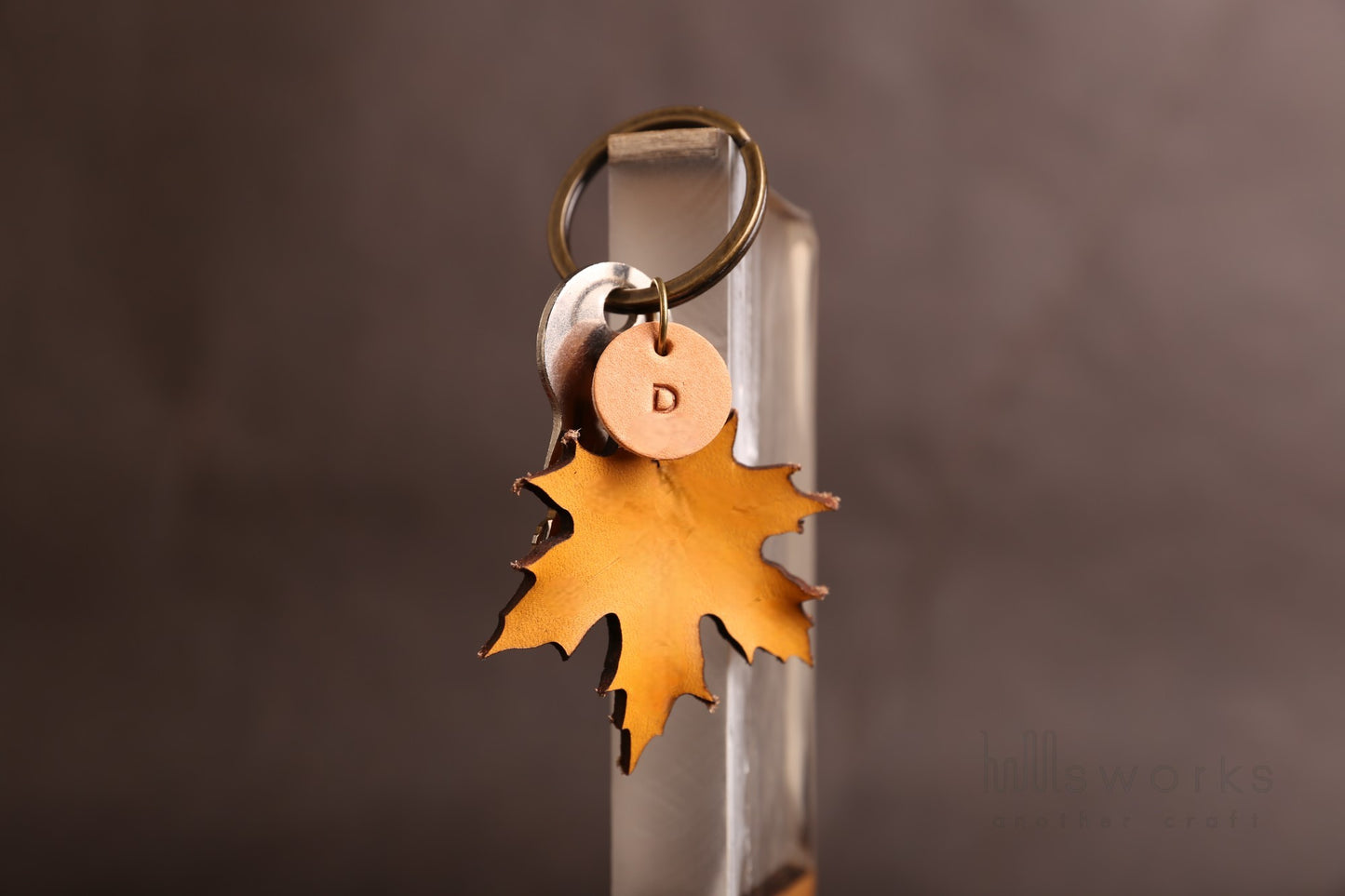 Handcrafted Leather Maple Leaf Keychain – Premium Italian Vegetable Tanned Leather-Free Personalized